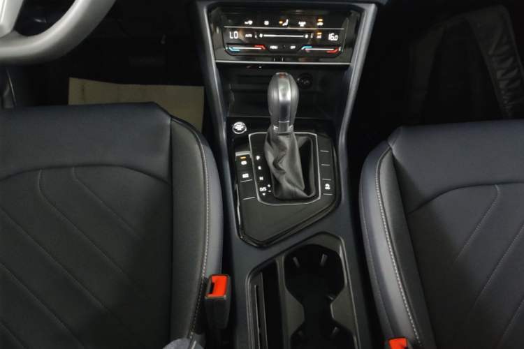 Used Volkswagen Tharu 2025 300TSI Two-Wheel-Drive Moonlight Edition Gear Lever