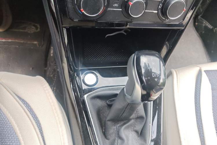 Used Volkswagen Tharu 2025 New Sharp 1.5L Ambitious Edition Gear Lever