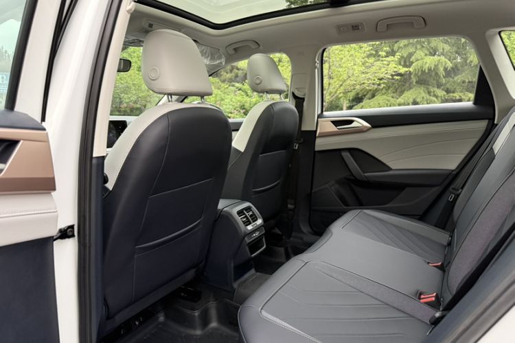 Used Volkswagen Tharu 2025 300TSI Two-Wheel-Drive Moonlight Edition Interior 11