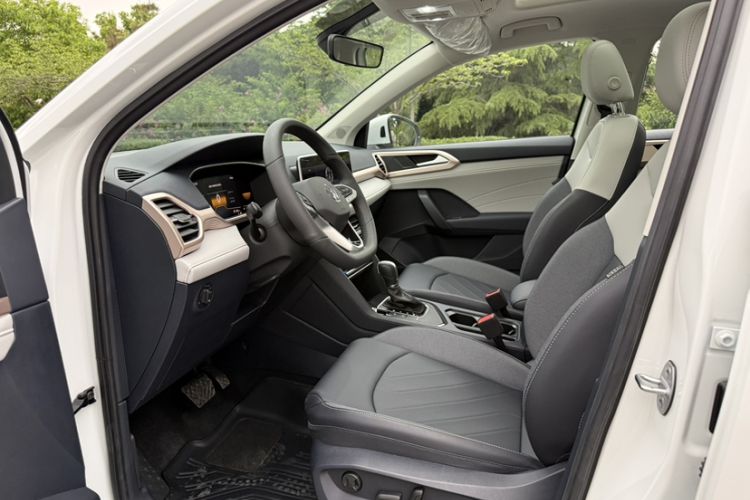 Used Volkswagen Tharu 2025 300TSI Two-Wheel-Drive Moonlight Edition Interior 4