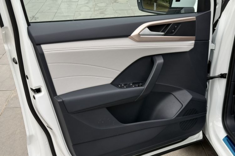 Used Volkswagen Tharu 2025 300TSI Two-Wheel-Drive Moonlight Edition Interior 7