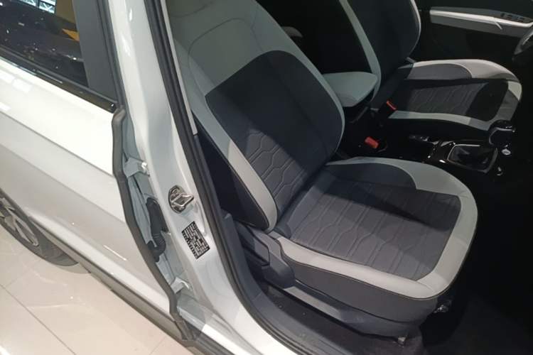 Used Volkswagen Tharu 2025 New Sharp 300TSI Ambitious Edition Right Front Seat