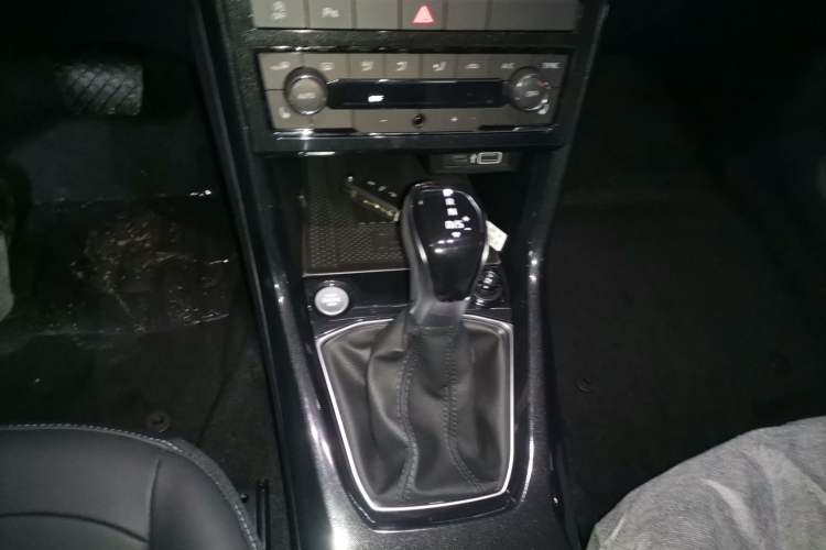 Used Volkswagen Tharu 2026 Model Xinrui 300TSI Ruixiang Edition Gear Lever