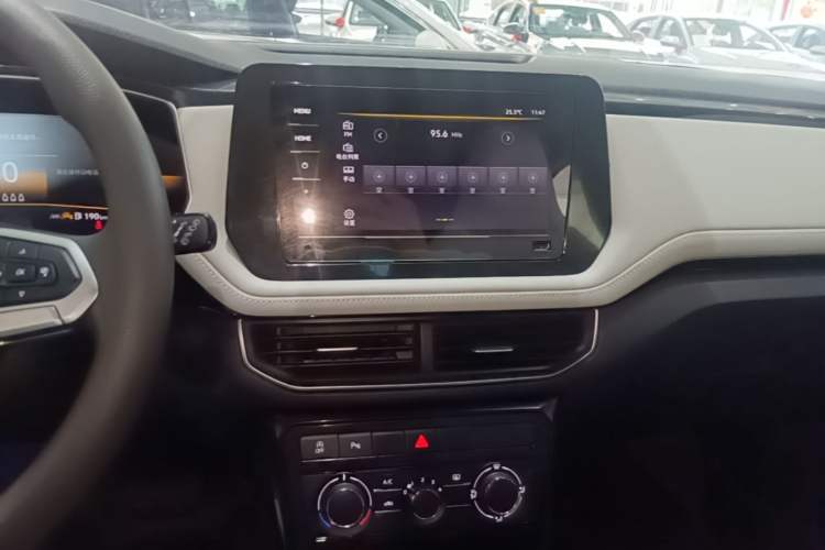 Used Volkswagen Tharu 2026 Model Xinrui 1.5L Ruiyi Edition Audio And AC Panel