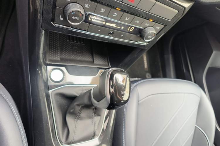Used Volkswagen Tharu 2026 Model Xinrui 300TSI Ruixiang Edition Gear Lever