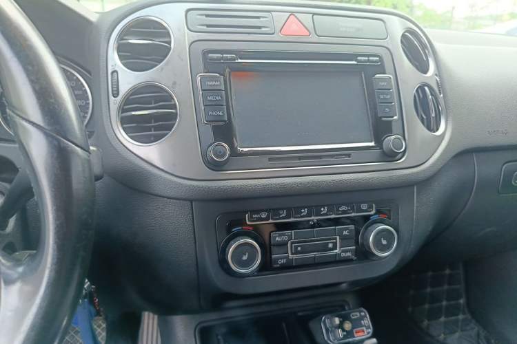 Used Volkswagen Tiguan 2009 2.0 TSI Comfort Edition Audio And AC Panel