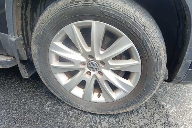Used Volkswagen Tiguan 2009 2.0 TSI Comfort Edition Right Front Wheel Hub