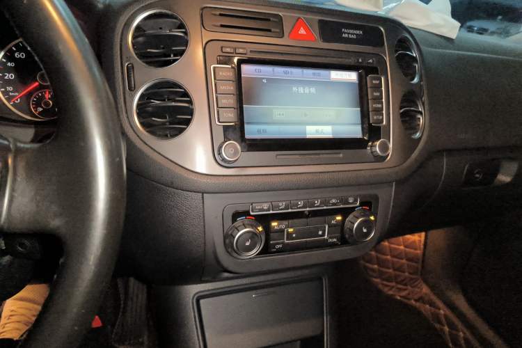 Used Volkswagen Tiguan 2009 2.0 TSI Luxury Edition Audio And AC Panel