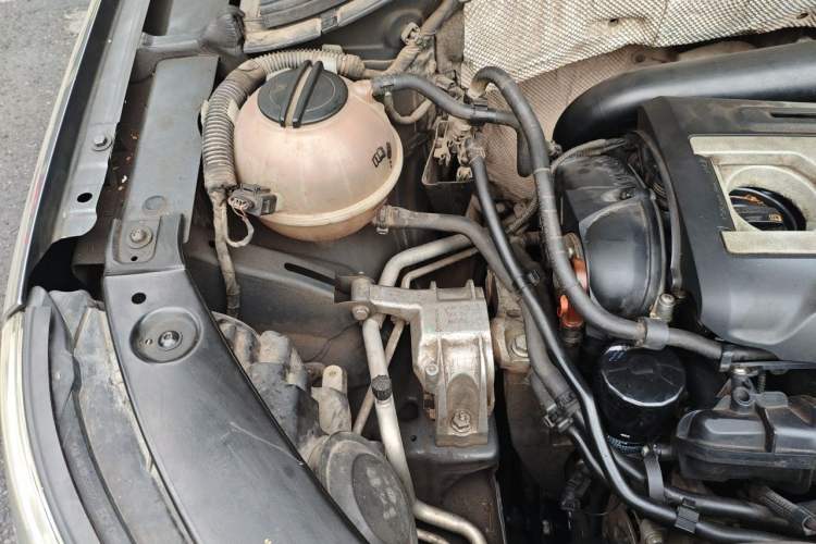 Used Volkswagen Tiguan 2009 2.0 TSI Luxury Edition Engine Bay Right
