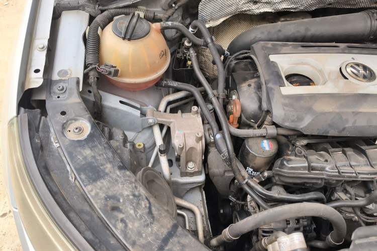 Used Volkswagen Tiguan 2009 2.0 TSI Luxury Edition Engine Bay Right