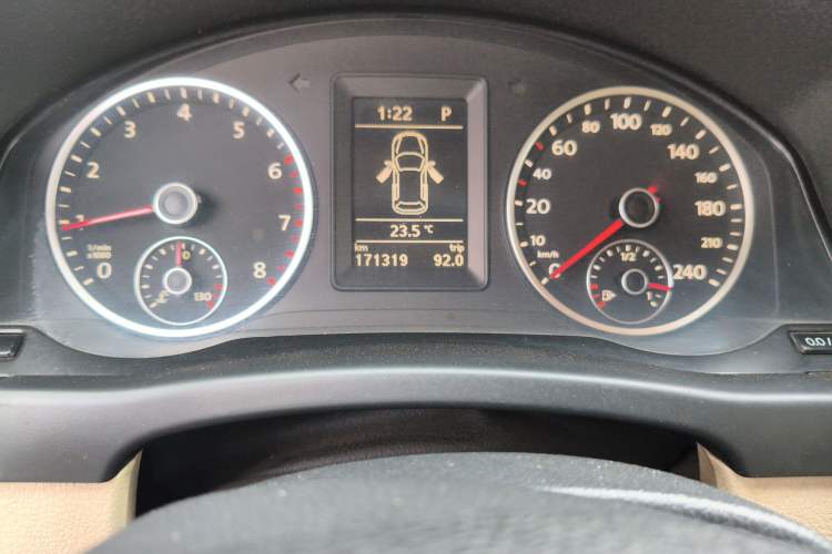 Used Volkswagen Tiguan 2009 2.0 TSI Luxury Edition Odometer Close Up