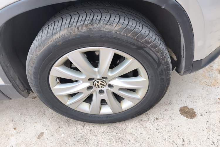 Used Volkswagen Tiguan 2009 2.0 TSI Luxury Edition Right Front Wheel Hub
