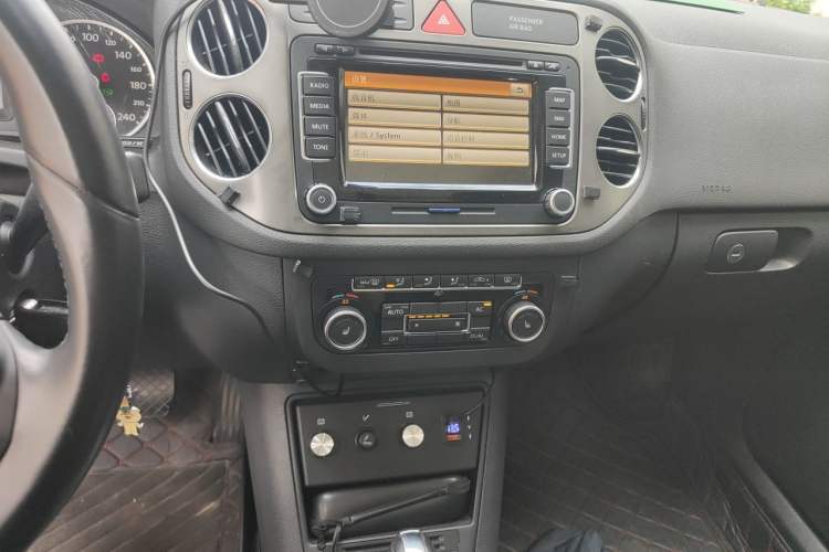 Used Volkswagen Tiguan 2009 2.0 TSI Comfort Edition Audio And AC Panel