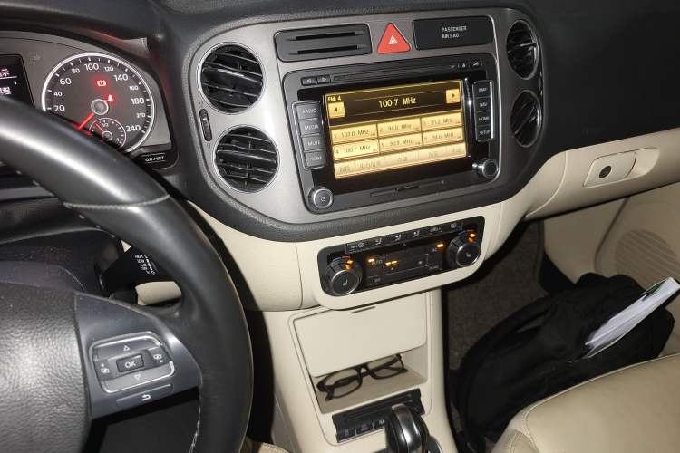 Used Volkswagen Tiguan 2009 2.0 TSI Luxury Edition Audio And AC Panel