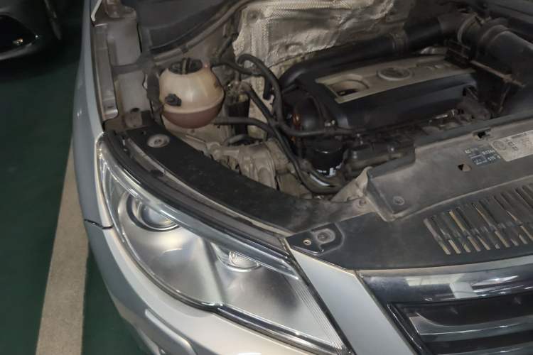 Used Volkswagen Tiguan 2009 2.0 TSI Luxury Edition Engine Bay Right