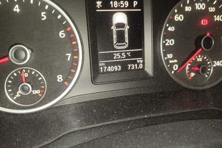 Used Volkswagen Tiguan 2009 2.0 TSI Comfort Edition Odometer Close Up