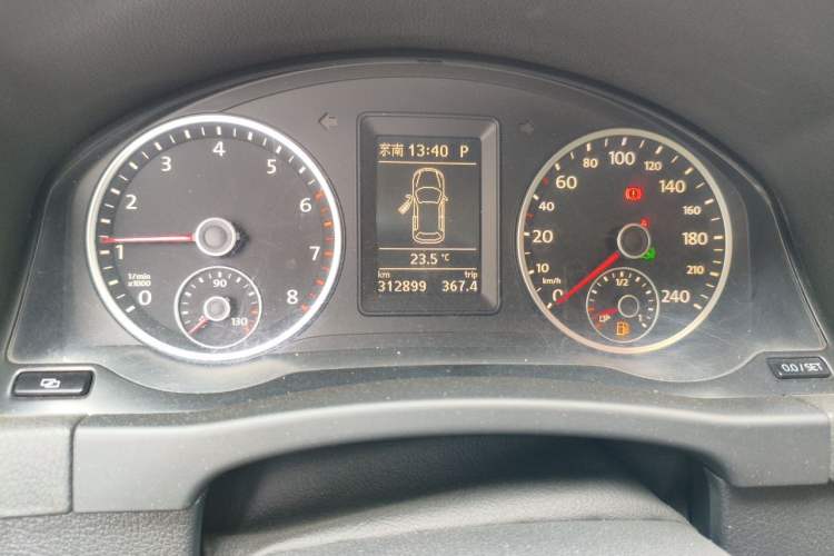 Used Volkswagen Tiguan 2009 2.0 TSI Luxury Edition Odometer Close Up