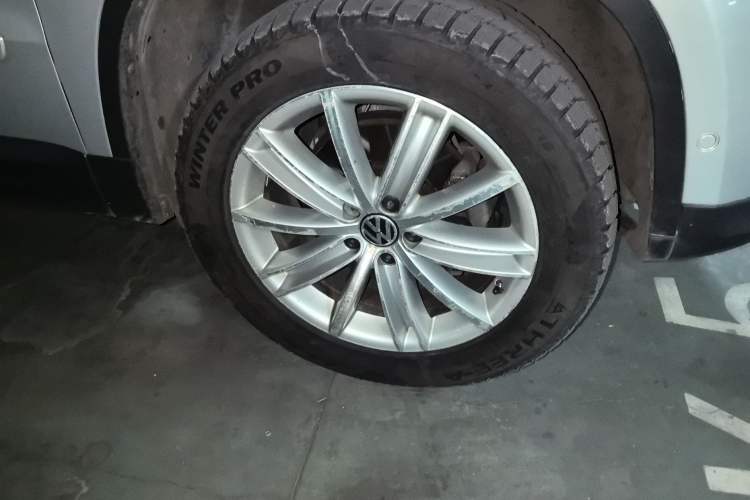 Used Volkswagen Tiguan 2009 2.0 TSI Comfort Edition Right Front Wheel Hub