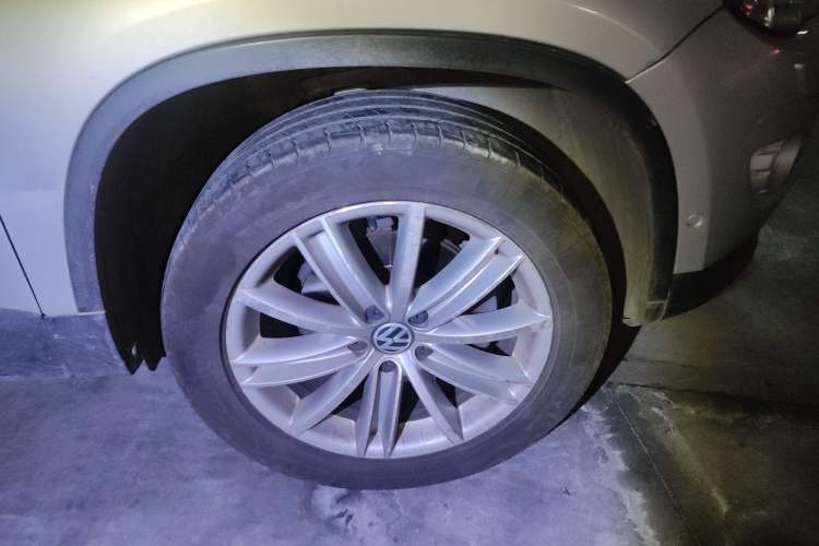 Used Volkswagen Tiguan 2009 2.0 TSI Comfort Edition Right Front Wheel Hub