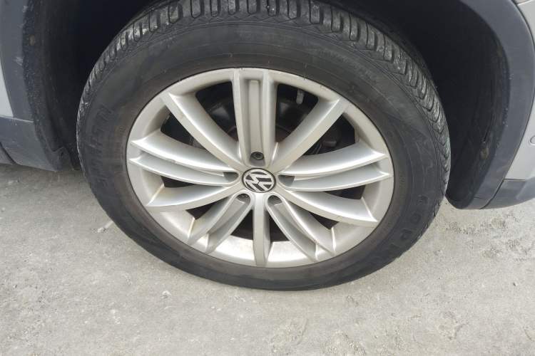 Used Volkswagen Tiguan 2009 2.0 TSI Luxury Edition Right Front Wheel Hub