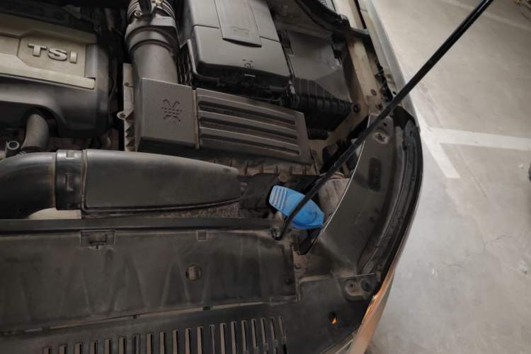 Used Volkswagen Tiguan 2009 2.0 TSI Comfort Edition Engine Bay Left
