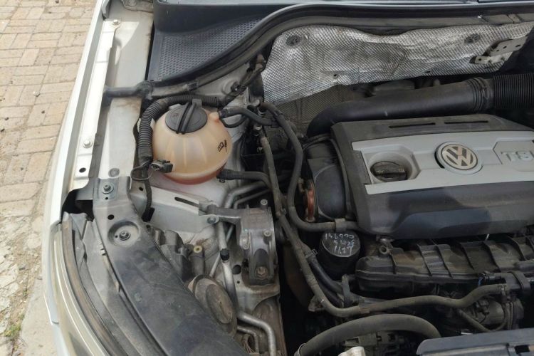 Used Volkswagen Tiguan 2009 2.0 TSI Luxury Edition Engine Bay Right