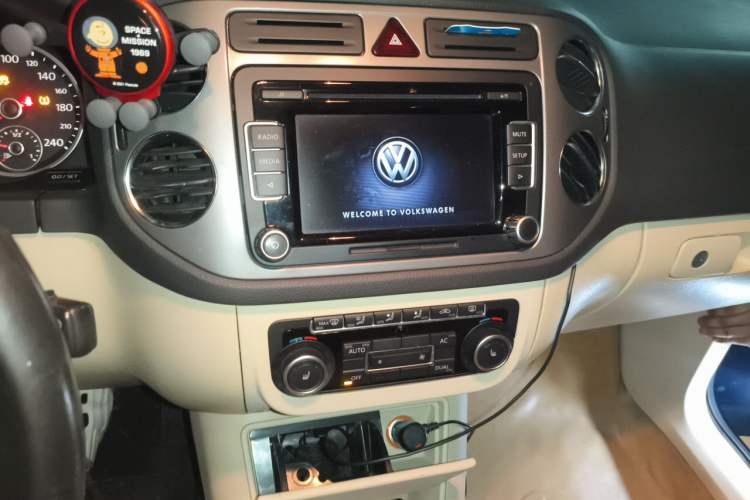 Used Volkswagen Tiguan 2010 1.8TSI Automatic All-Wheel-Drive Elite Edition Audio And AC Panel