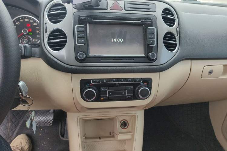 Used Volkswagen Tiguan 2010 1.8TSI Automatic All-Wheel-Drive Elite Edition Audio And AC Panel