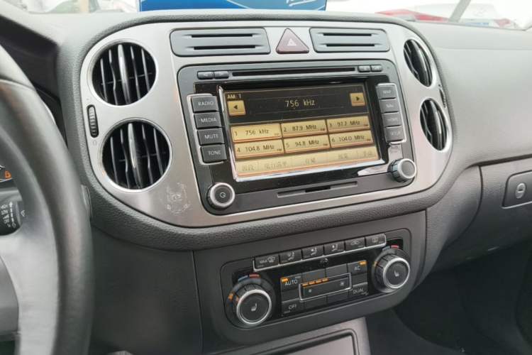 Used Volkswagen Tiguan 2010 2.0 TSI Automatic All-Wheel Drive Flagship Edition Audio And AC Panel