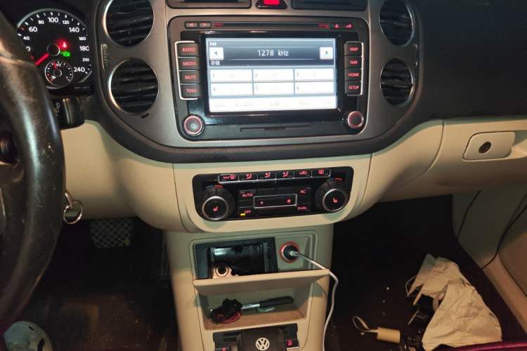 Used Volkswagen Tiguan 2010 2.0 TSI Automatic All-Wheel Drive Flagship Edition Audio And AC Panel