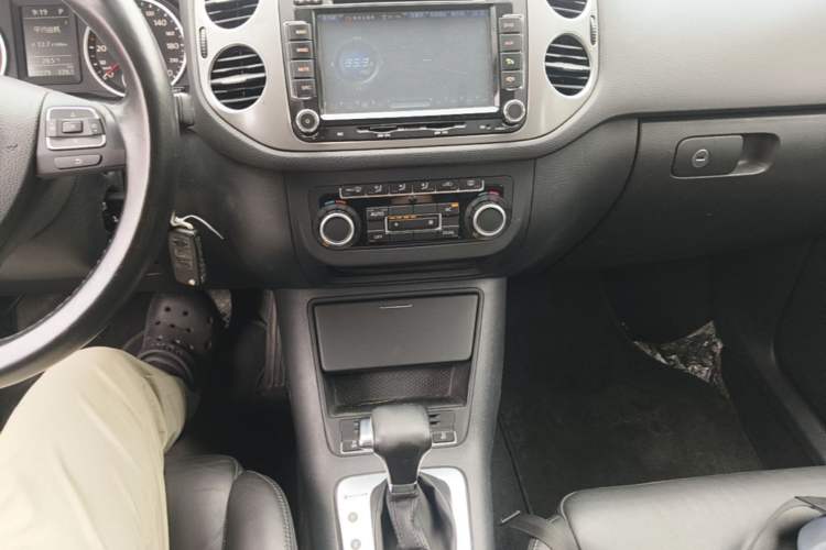 Used Volkswagen Tiguan 2010 1.8 TSI Automatic All-Wheel Drive Fashion Edition Audio And AC Panel
