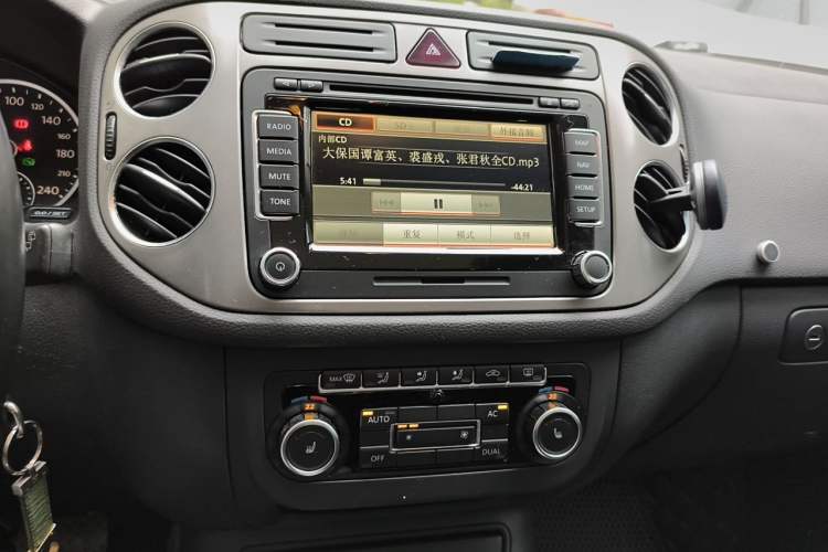Used Volkswagen Tiguan 2010 2.0 TSI Automatic All-Wheel Drive Flagship Edition Audio And AC Panel