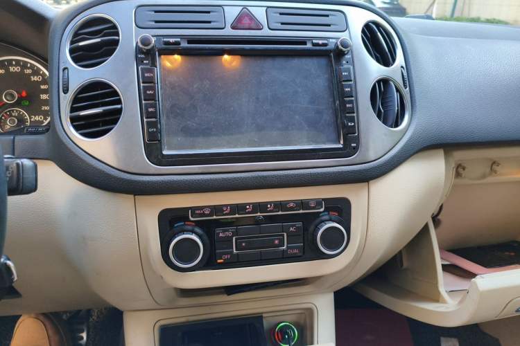 Used Volkswagen Tiguan 2010 1.8TSI Automatic Two-Wheel Drive Elite Edition Audio And AC Panel