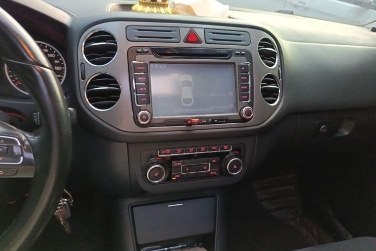Used Volkswagen Tiguan 2010 2.0 TSI Automatic All-Wheel-Drive Elite Edition Audio And AC Panel