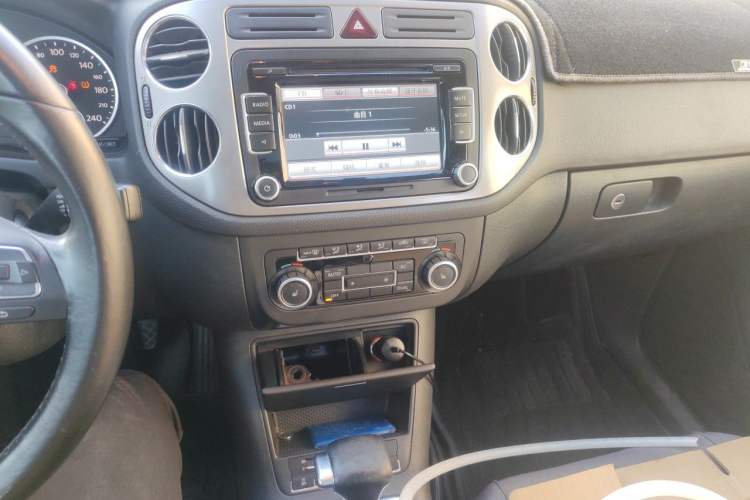 Used Volkswagen Tiguan 2010 2.0 TSI Automatic All-Wheel Drive Flagship Edition Audio And AC Panel