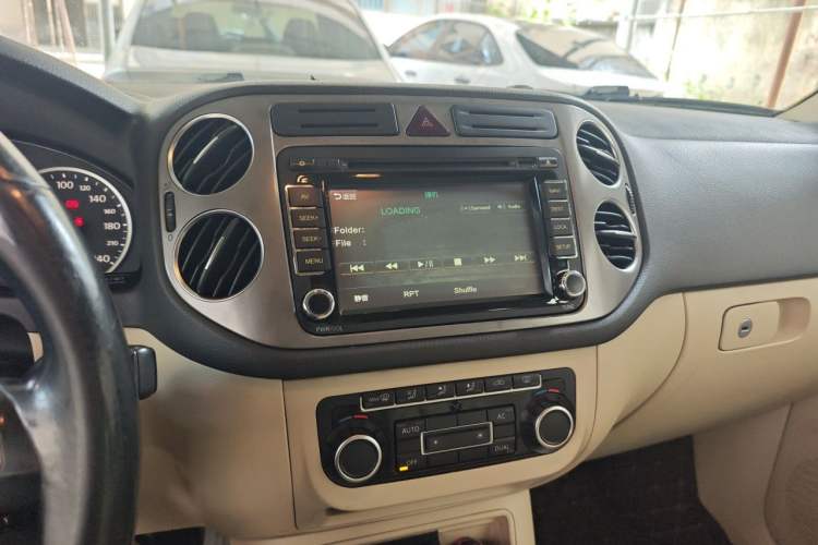 Used Volkswagen Tiguan 2010 1.8 TSI Automatic All-Wheel Drive Fashion Edition Audio And AC Panel