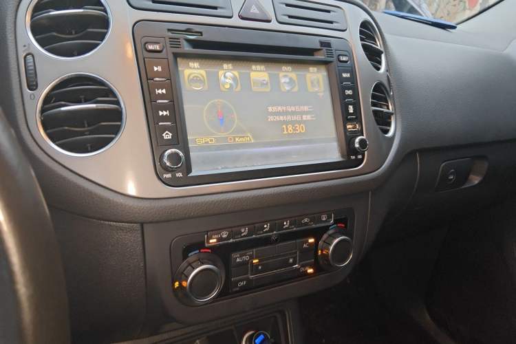 Used Volkswagen Tiguan 2010 2.0 TSI Automatic All-Wheel-Drive Elite Edition Audio And AC Panel