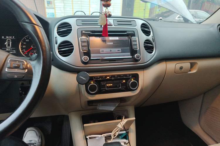 Used Volkswagen Tiguan 2010 1.8TSI Automatic All-Wheel-Drive Elite Edition Audio And AC Panel