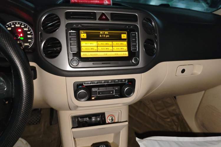 Used Volkswagen Tiguan 2010 1.8 TSI Automatic Two-Wheel Drive Trend Edition Audio And AC Panel