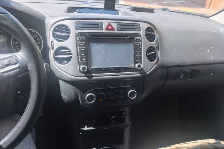 Used Volkswagen Tiguan 2010 1.8 TSI Automatic Two-Wheel Drive Urban Edition Audio And AC Panel