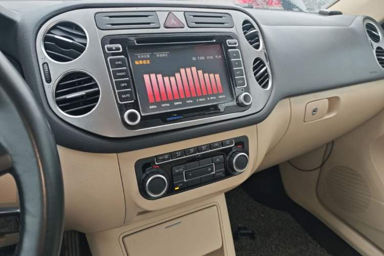 Used Volkswagen Tiguan 2010 1.8 TSI Automatic Two-Wheel Drive Trend Edition Audio And AC Panel