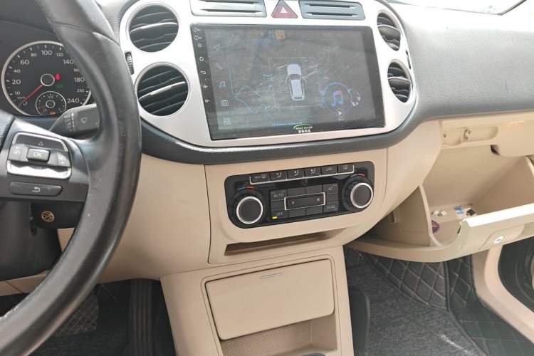 Used Volkswagen Tiguan 2010 1.8TSI Automatic Two-Wheel Drive Elite Edition Audio And AC Panel