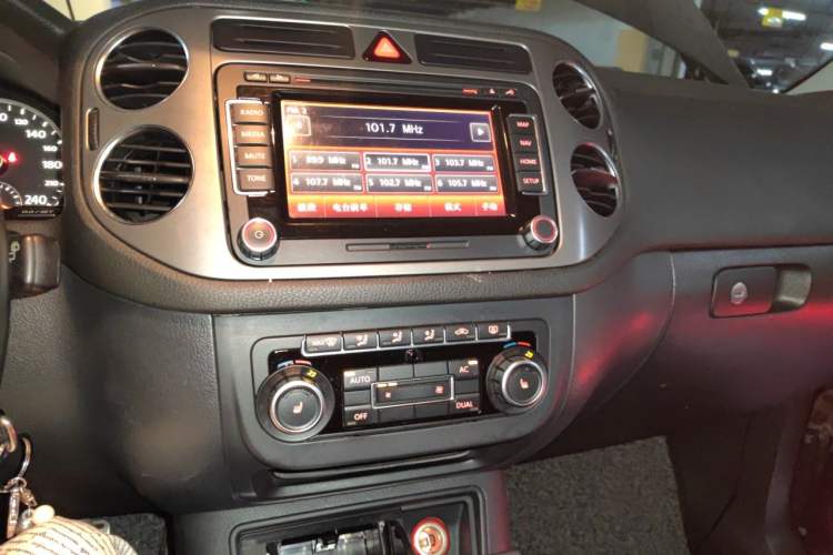 Used Volkswagen Tiguan 2010 2.0 TSI Automatic All-Wheel Drive Flagship Navigation Edition Audio And AC Panel