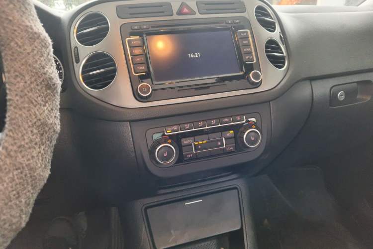 Used Volkswagen Tiguan 2010 2.0 TSI Automatic All-Wheel Drive Flagship Navigation Edition Audio And AC Panel