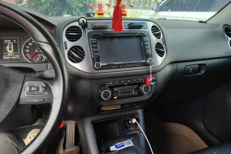 Used Volkswagen Tiguan 2010 1.8 TSI Automatic Two-Wheel Drive Trend Edition Audio And AC Panel