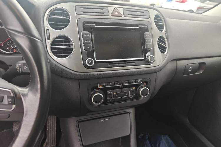 Used Volkswagen Tiguan 2010 1.8TSI Automatic All-Wheel-Drive Elite Edition Audio And AC Panel