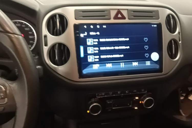 Used Volkswagen Tiguan 2010 1.8 TSI Automatic All-Wheel Drive Fashion Edition Audio And AC Panel