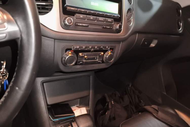 Used Volkswagen Tiguan 2010 1.8TSI Automatic Two-Wheel Drive Elite Edition Audio And AC Panel