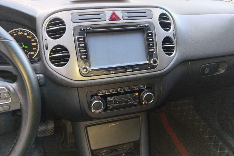 Used Volkswagen Tiguan 2010 1.8 TSI Automatic Two-Wheel Drive Trend Edition Audio And AC Panel
