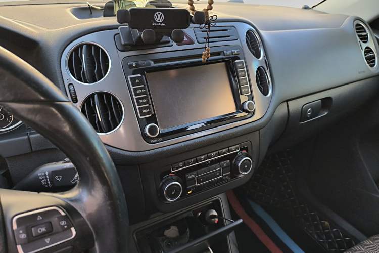 Used Volkswagen Tiguan 2010 1.8TSI Automatic All-Wheel-Drive Elite Edition Audio And AC Panel